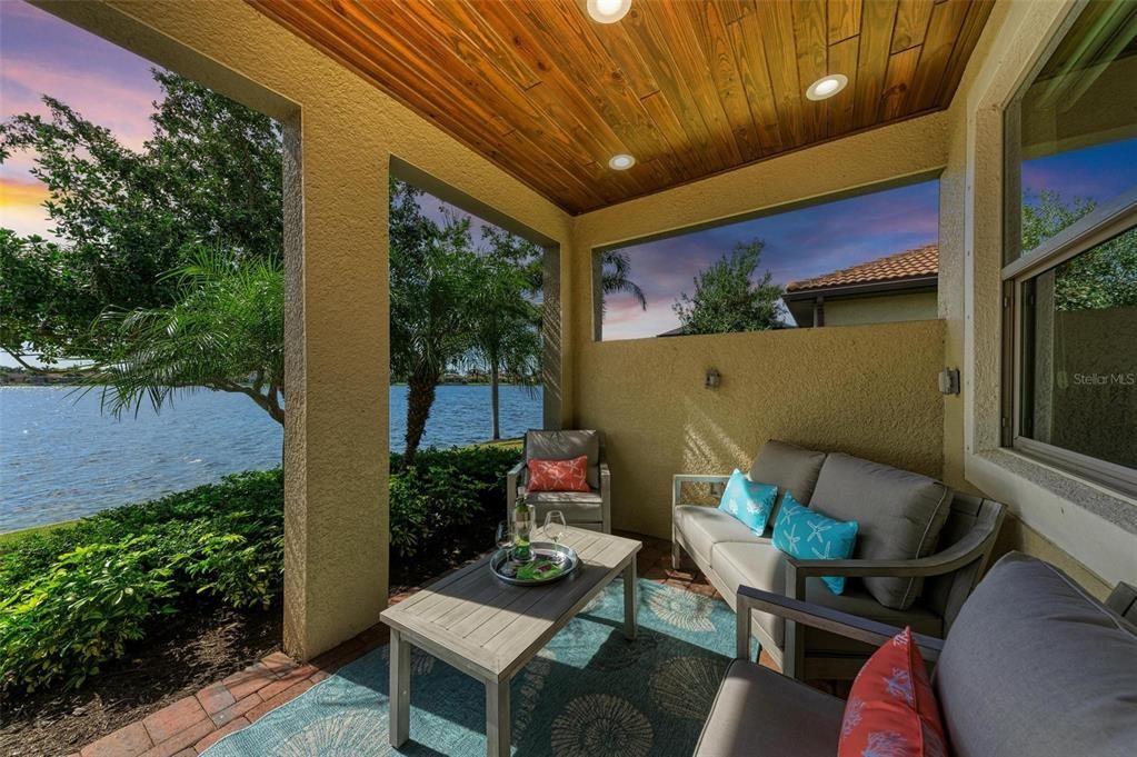 Под контрактом: $774,900 (4 спален, 3 ванн, 2431 Квадратных фут)