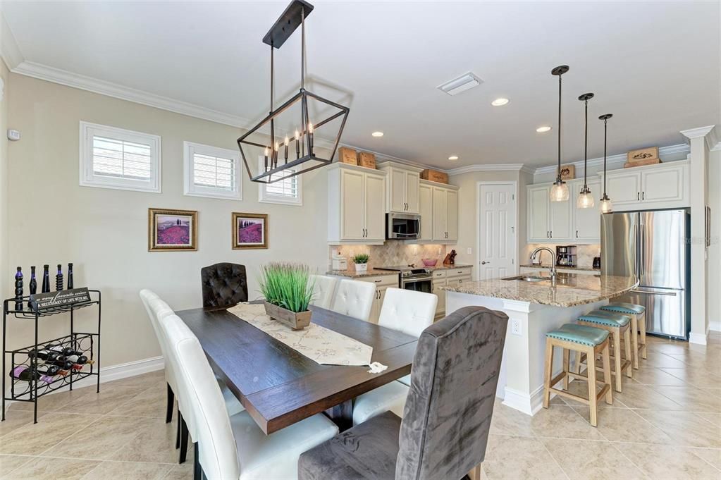 Под контрактом: $774,900 (4 спален, 3 ванн, 2431 Квадратных фут)