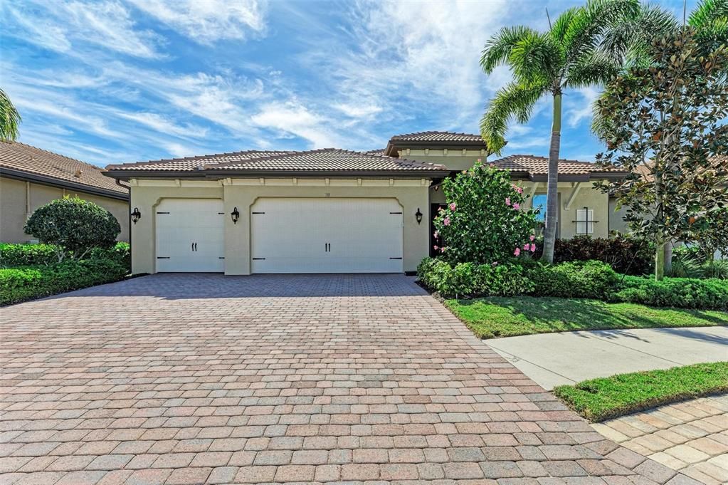 Под контрактом: $774,900 (4 спален, 3 ванн, 2431 Квадратных фут)