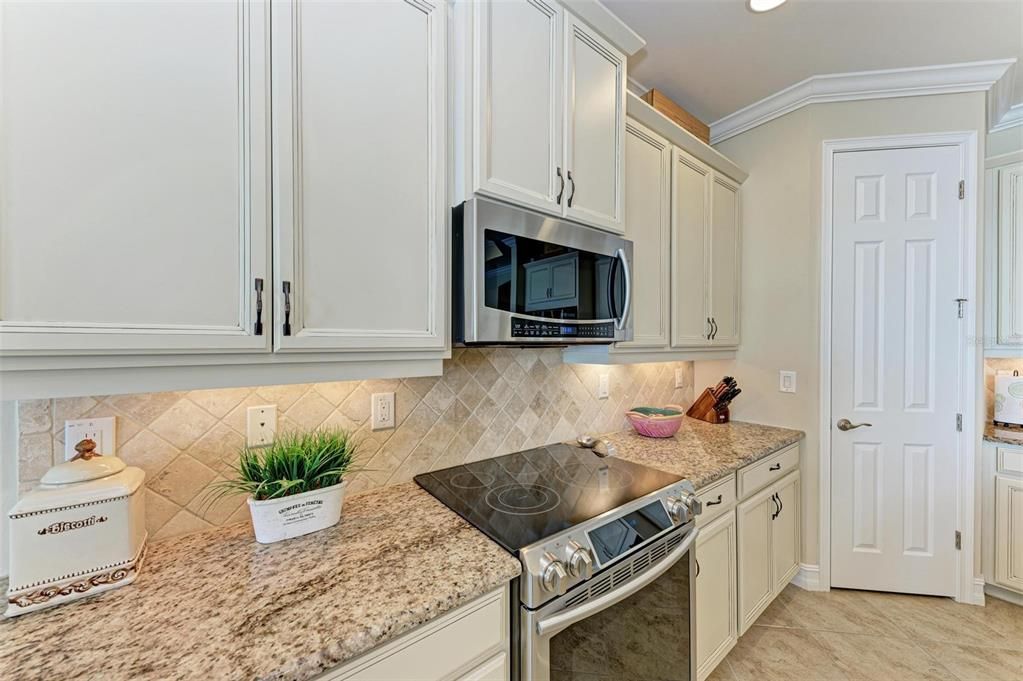 Под контрактом: $774,900 (4 спален, 3 ванн, 2431 Квадратных фут)