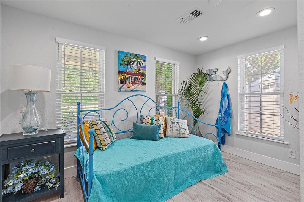 En Venta: $699,000 (4 camas, 2 baños, 2215 Pies cuadrados)