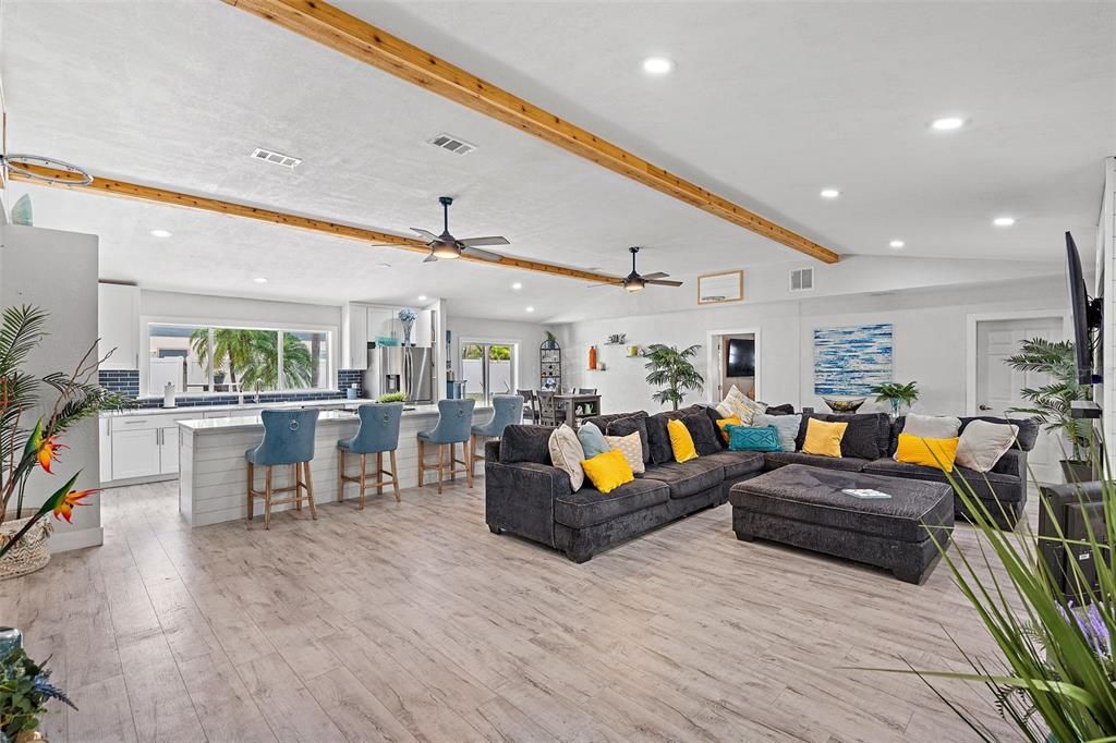 En Venta: $699,000 (4 camas, 2 baños, 2215 Pies cuadrados)