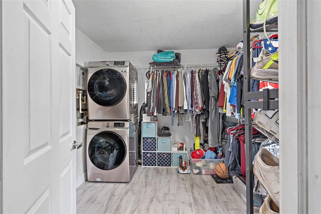 En Venta: $699,000 (4 camas, 2 baños, 2215 Pies cuadrados)