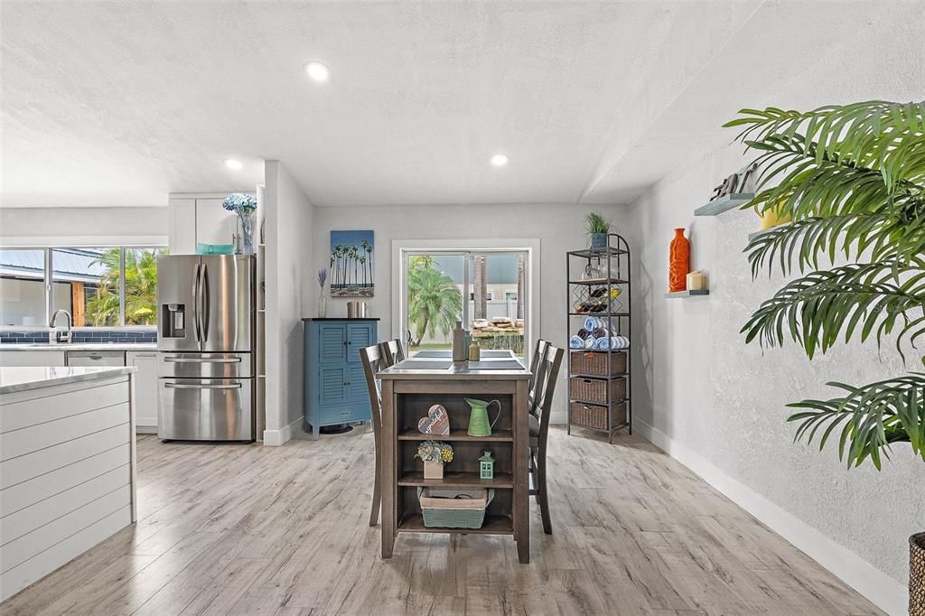 En Venta: $699,000 (4 camas, 2 baños, 2215 Pies cuadrados)