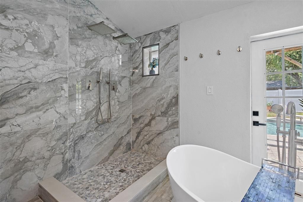 En Venta: $699,000 (4 camas, 2 baños, 2215 Pies cuadrados)