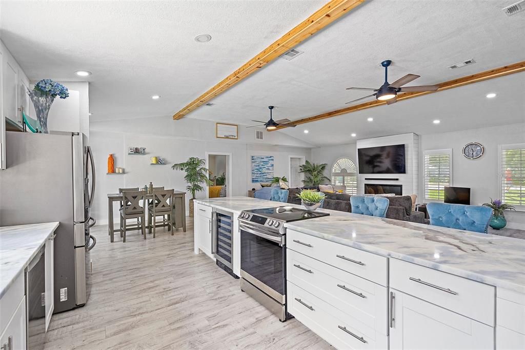 En Venta: $699,000 (4 camas, 2 baños, 2215 Pies cuadrados)