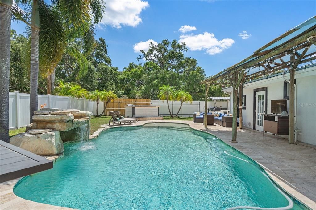 En Venta: $699,000 (4 camas, 2 baños, 2215 Pies cuadrados)