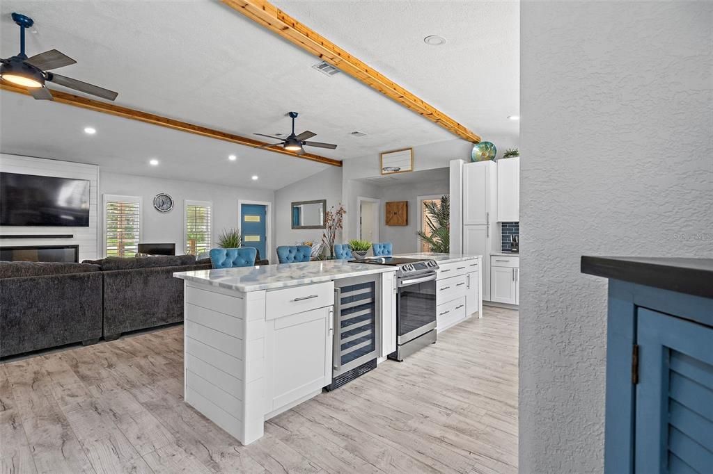 En Venta: $699,000 (4 camas, 2 baños, 2215 Pies cuadrados)