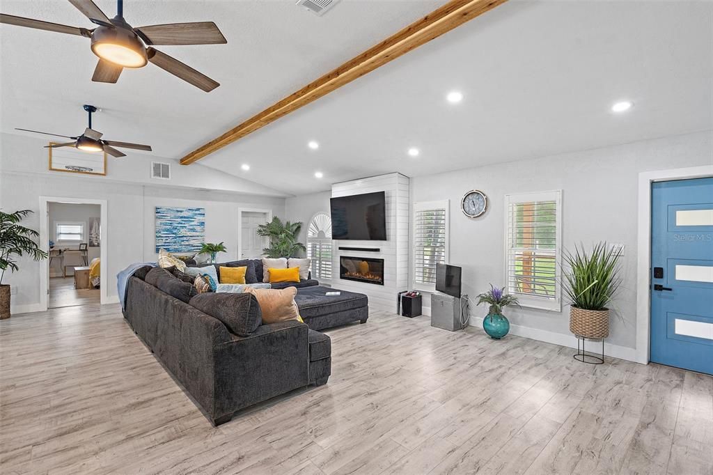 En Venta: $699,000 (4 camas, 2 baños, 2215 Pies cuadrados)