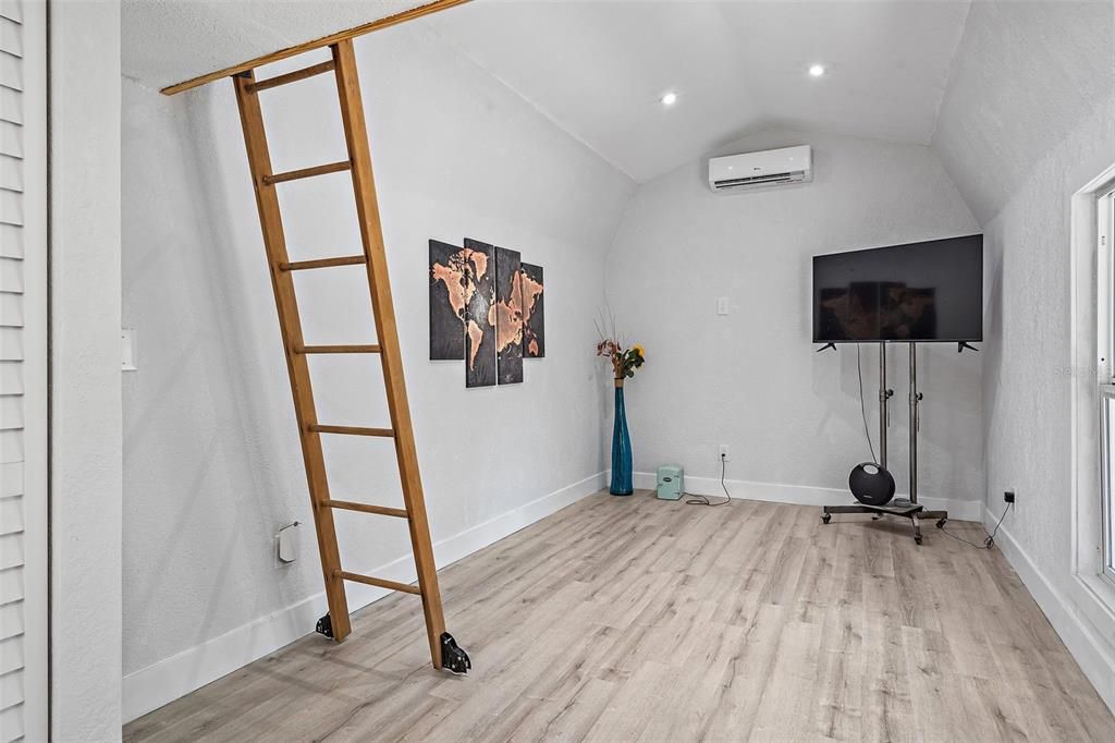 En Venta: $699,000 (4 camas, 2 baños, 2215 Pies cuadrados)