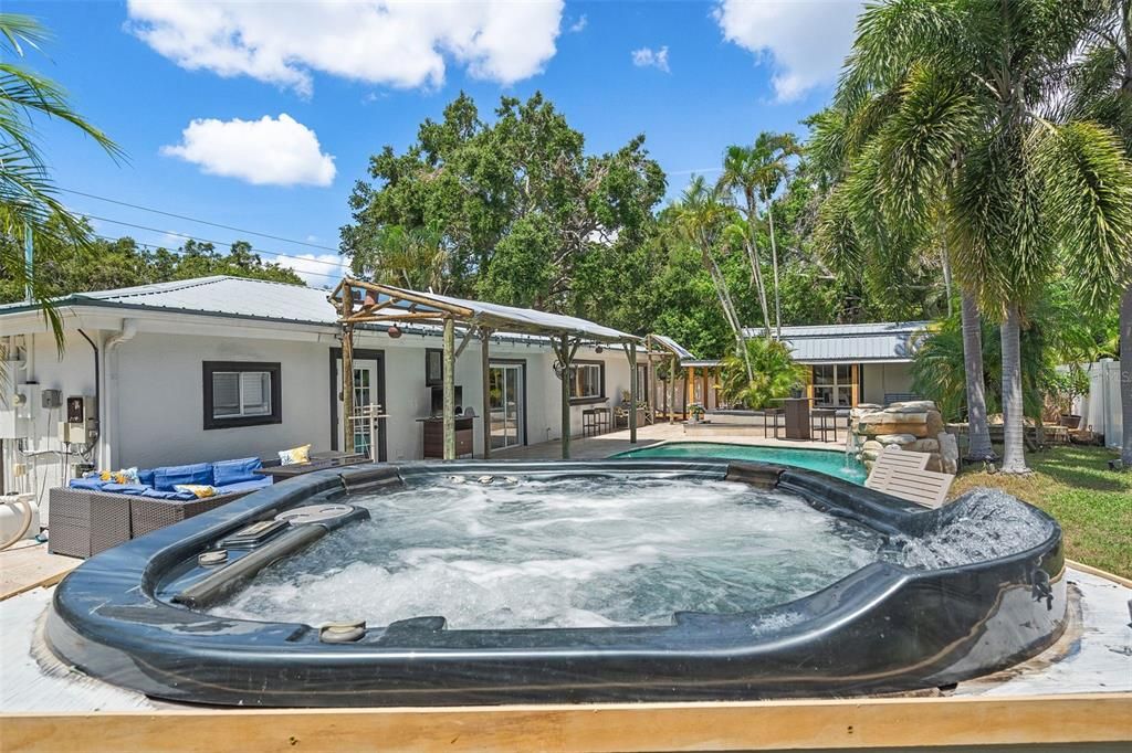 En Venta: $699,000 (4 camas, 2 baños, 2215 Pies cuadrados)