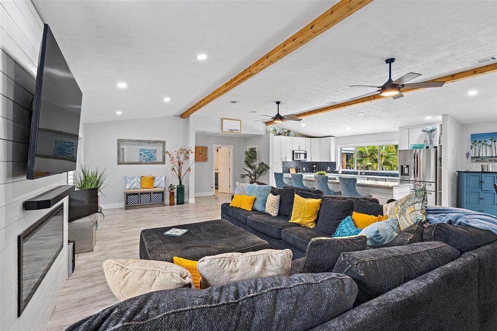 En Venta: $699,000 (4 camas, 2 baños, 2215 Pies cuadrados)