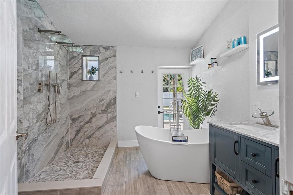 En Venta: $699,000 (4 camas, 2 baños, 2215 Pies cuadrados)