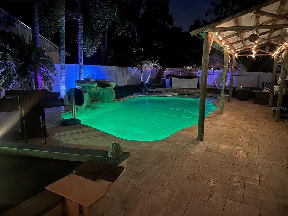 En Venta: $699,000 (4 camas, 2 baños, 2215 Pies cuadrados)