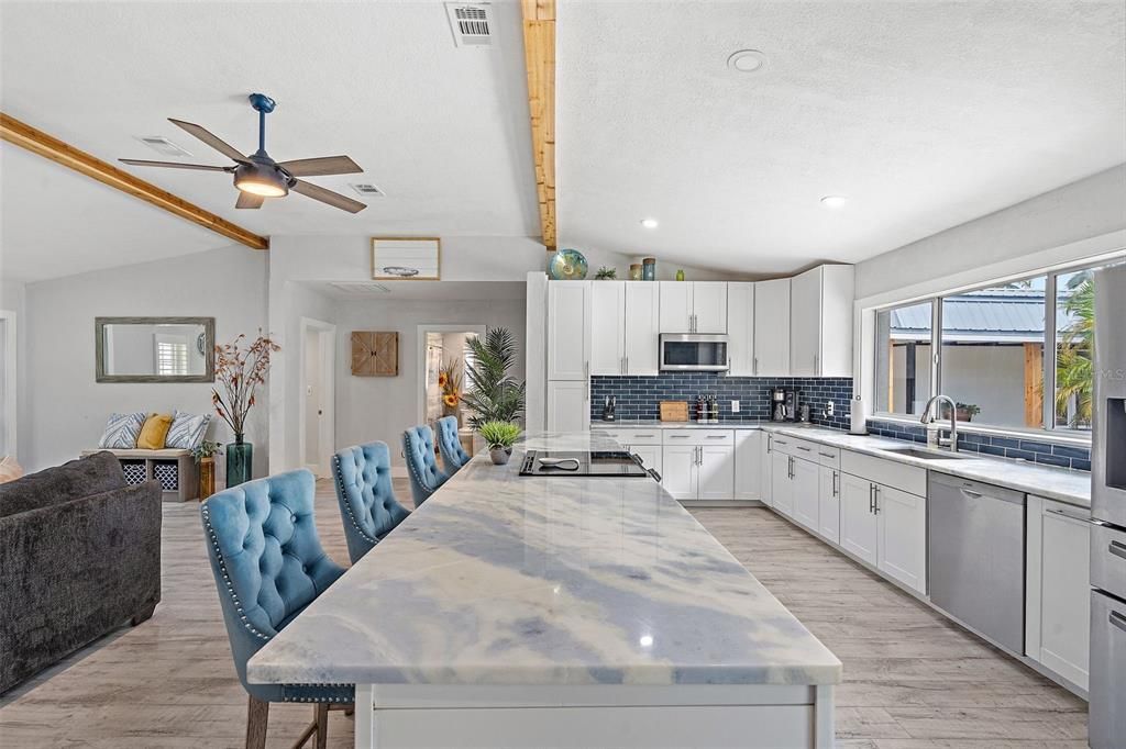 En Venta: $699,000 (4 camas, 2 baños, 2215 Pies cuadrados)