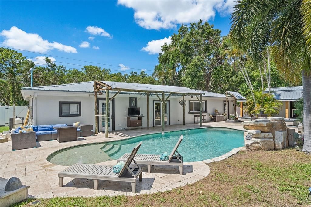 En Venta: $699,000 (4 camas, 2 baños, 2215 Pies cuadrados)