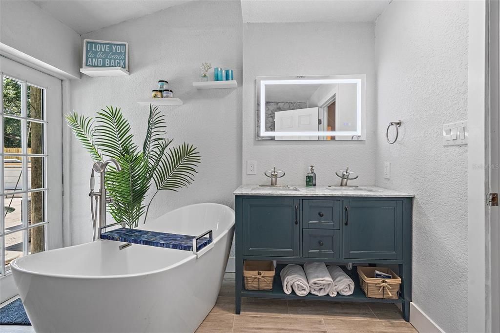 En Venta: $699,000 (4 camas, 2 baños, 2215 Pies cuadrados)