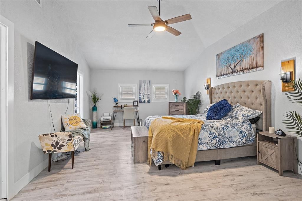 En Venta: $699,000 (4 camas, 2 baños, 2215 Pies cuadrados)