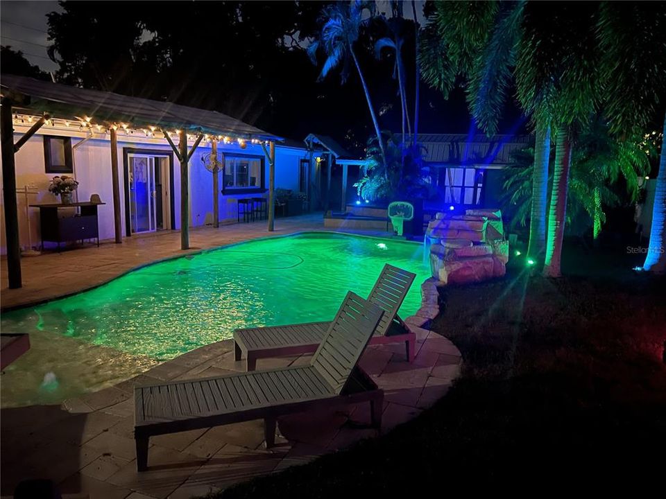 En Venta: $699,000 (4 camas, 2 baños, 2215 Pies cuadrados)