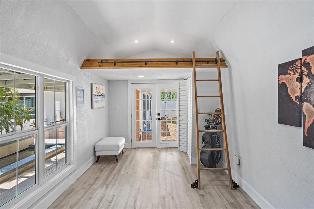 En Venta: $699,000 (4 camas, 2 baños, 2215 Pies cuadrados)