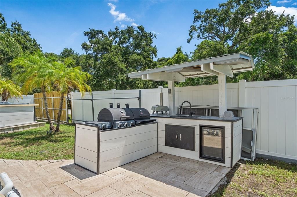 En Venta: $699,000 (4 camas, 2 baños, 2215 Pies cuadrados)