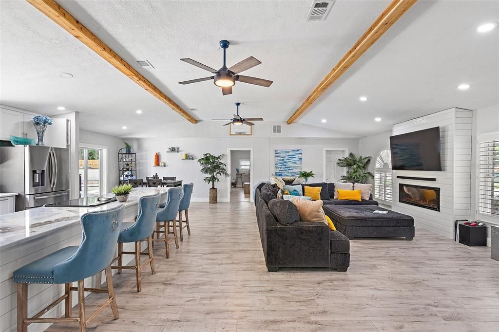 En Venta: $699,000 (4 camas, 2 baños, 2215 Pies cuadrados)