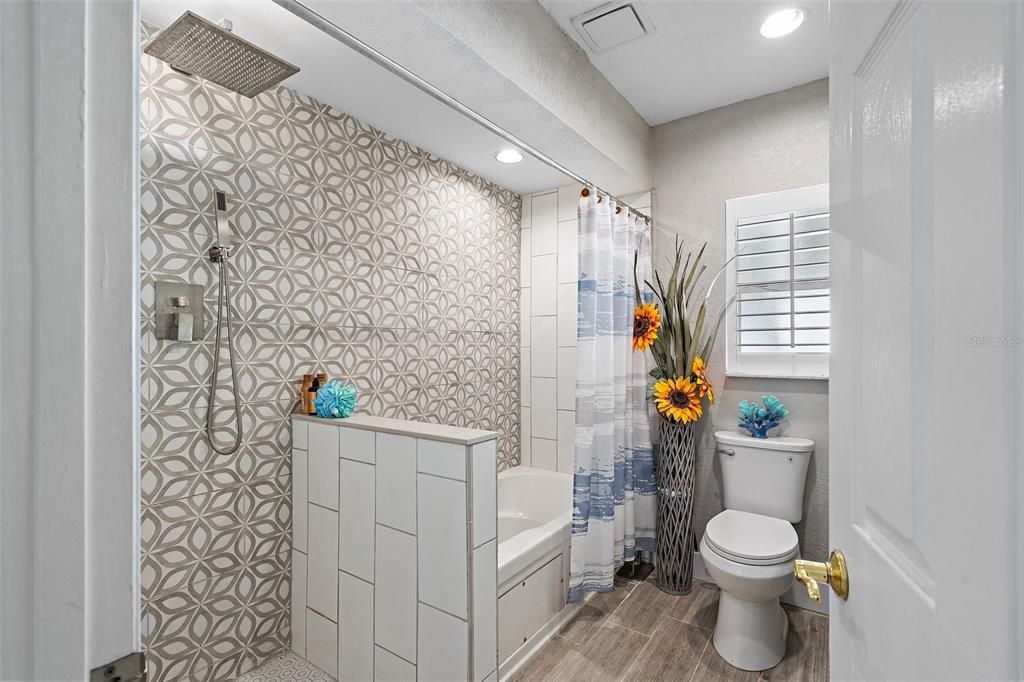 En Venta: $699,000 (4 camas, 2 baños, 2215 Pies cuadrados)