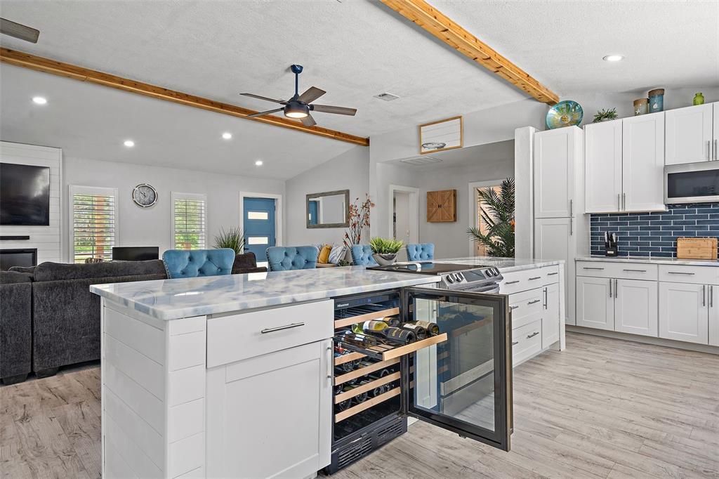 En Venta: $699,000 (4 camas, 2 baños, 2215 Pies cuadrados)