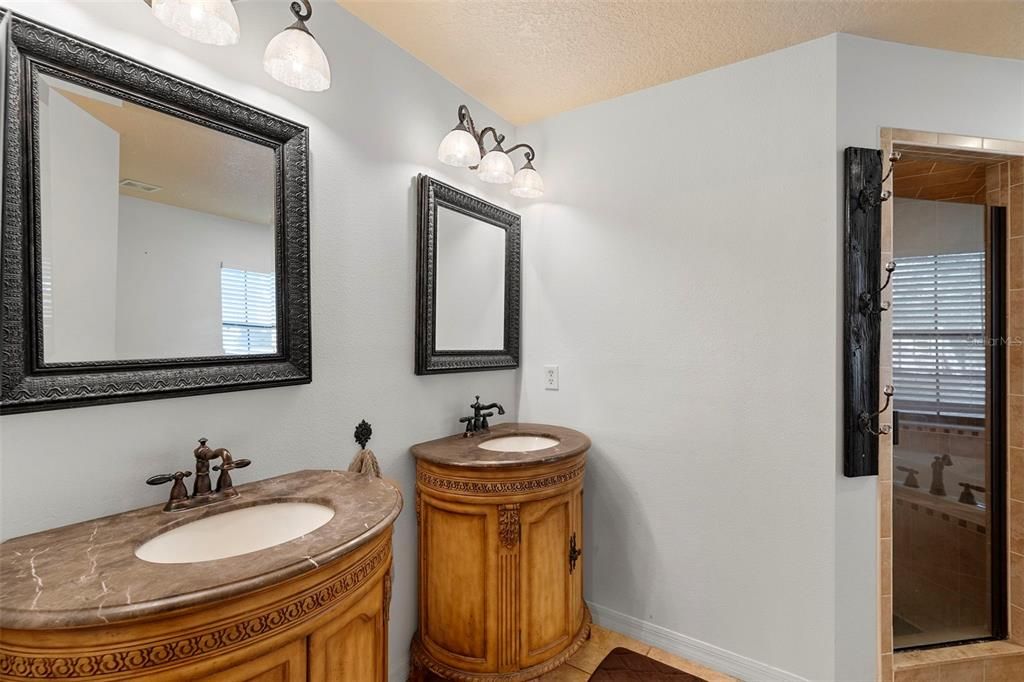 For Sale: $1,500,000 (8 beds, 4 baths, 4450 Square Feet)