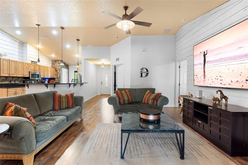 For Sale: $1,500,000 (8 beds, 4 baths, 4450 Square Feet)