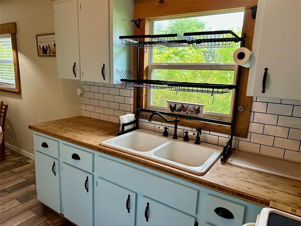 For Sale: $1,500,000 (8 beds, 4 baths, 4450 Square Feet)