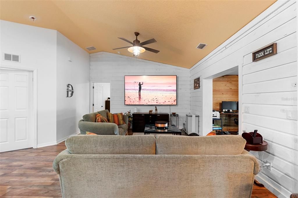 For Sale: $1,500,000 (8 beds, 4 baths, 4450 Square Feet)