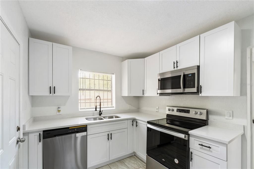 Active With Contract: $234,900 (2 beds, 1 baths, 846 Square Feet)