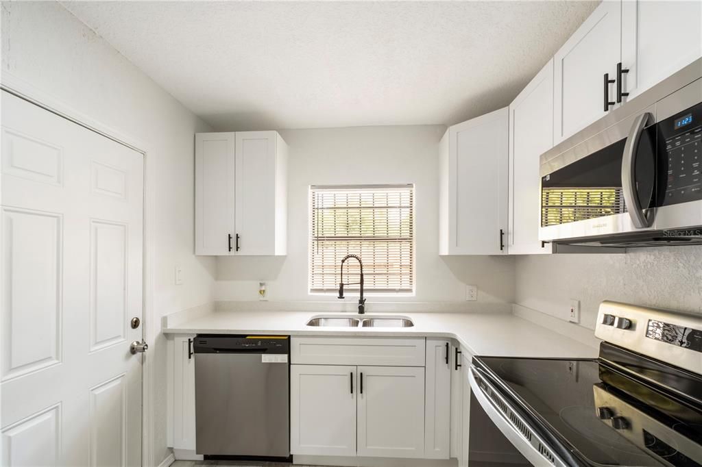 Active With Contract: $234,900 (2 beds, 1 baths, 846 Square Feet)