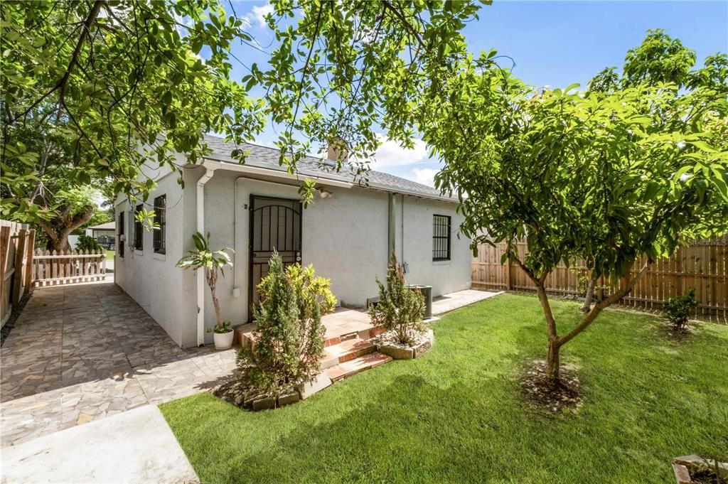 Active With Contract: $234,900 (2 beds, 1 baths, 846 Square Feet)
