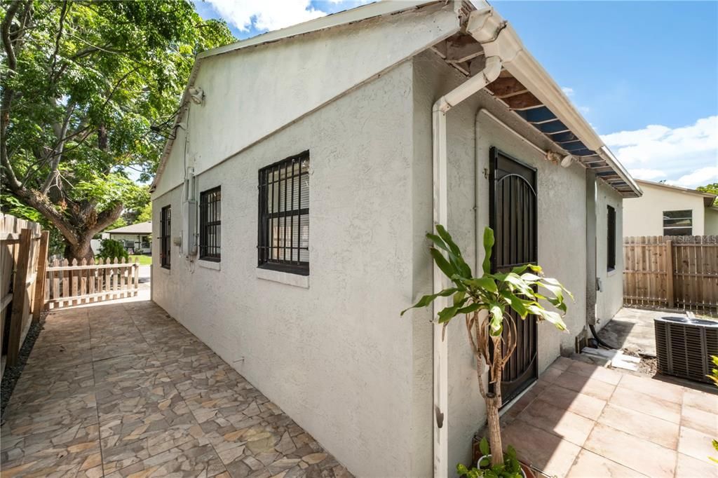 Active With Contract: $234,900 (2 beds, 1 baths, 846 Square Feet)