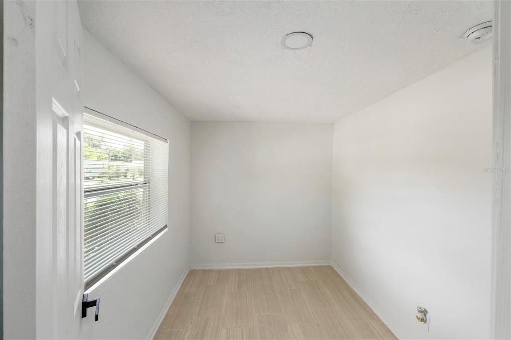 Active With Contract: $234,900 (2 beds, 1 baths, 846 Square Feet)