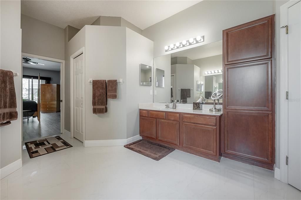 Под контрактом: $775,000 (5 спален, 3 ванн, 3648 Квадратных фут)