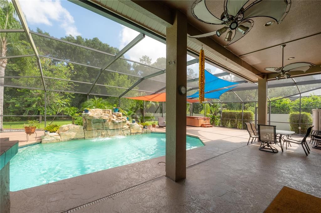 Под контрактом: $775,000 (5 спален, 3 ванн, 3648 Квадратных фут)