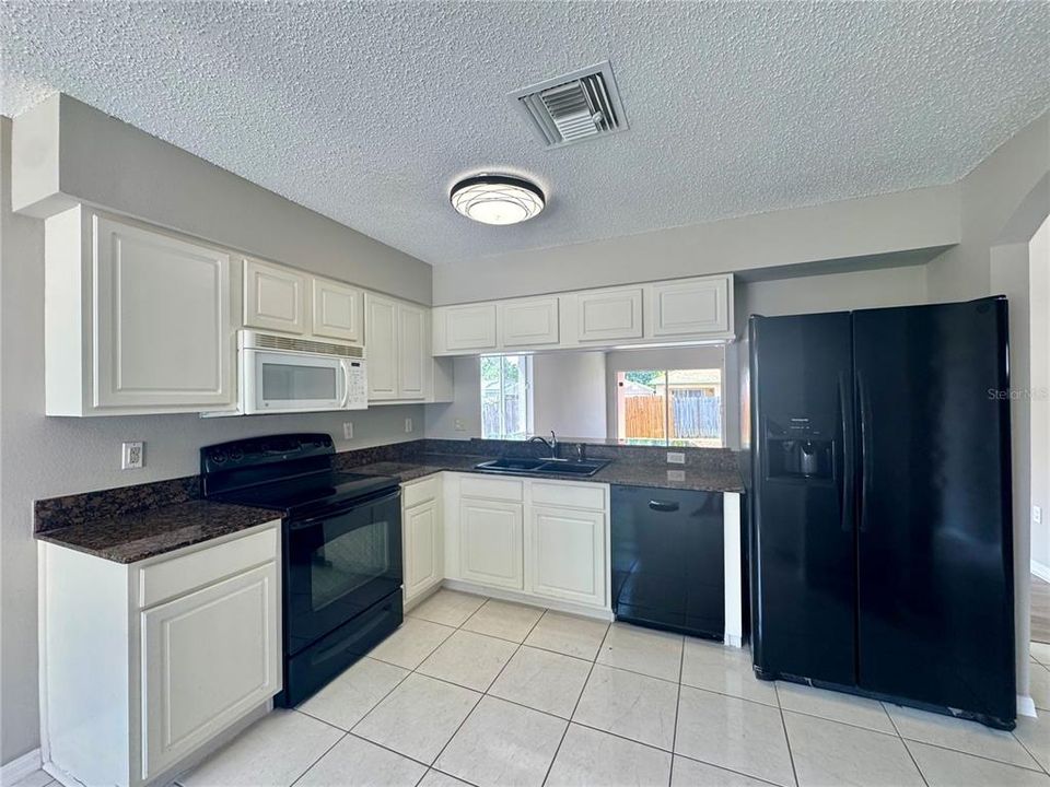 For Rent: $1,800 (3 beds, 2 baths, 1285 Square Feet)