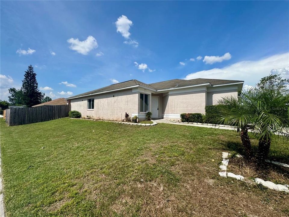 For Rent: $1,800 (3 beds, 2 baths, 1285 Square Feet)