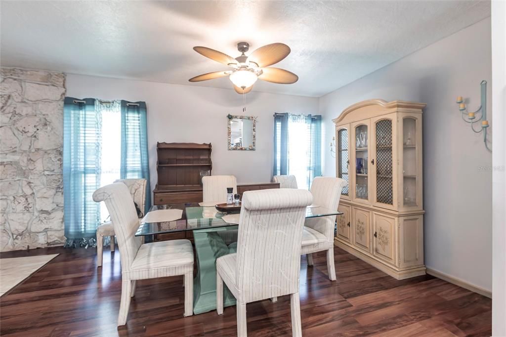 待售: $319,900 (4 贝兹, 2 浴室, 1826 平方英尺)