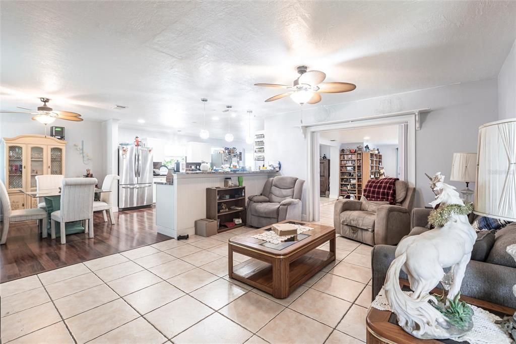 待售: $319,900 (4 贝兹, 2 浴室, 1826 平方英尺)