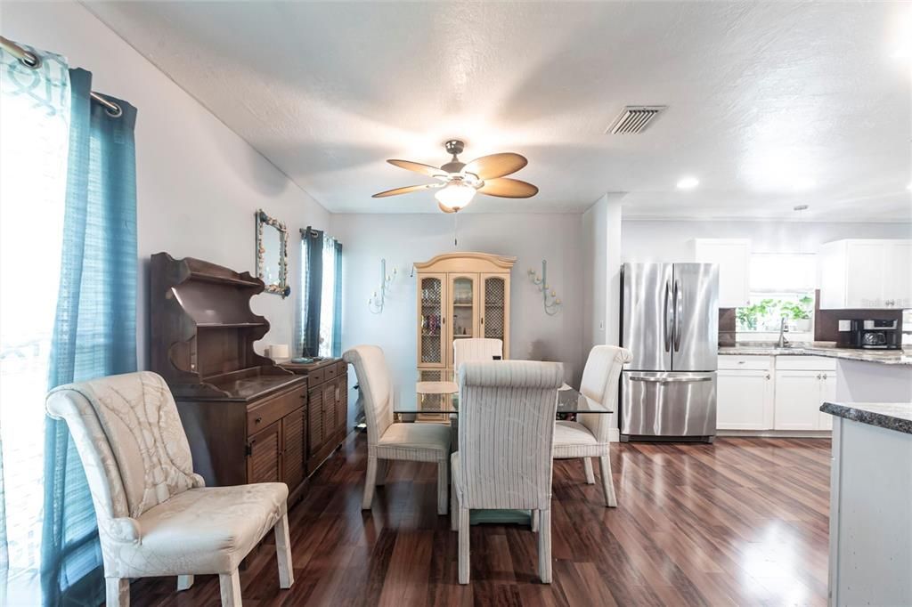 待售: $319,900 (4 贝兹, 2 浴室, 1826 平方英尺)