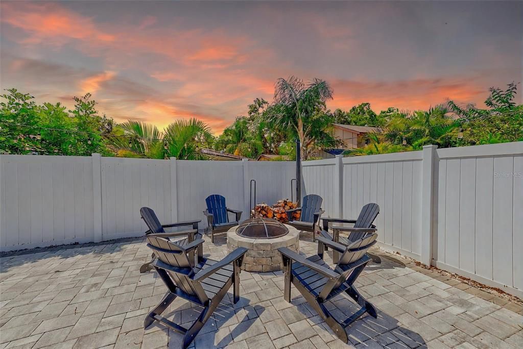 合同活跃: $650,000 (4 贝兹, 3 浴室, 2523 平方英尺)