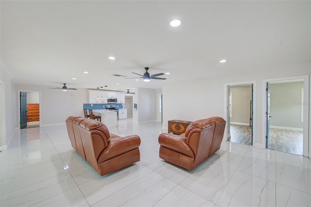 合同活跃: $650,000 (4 贝兹, 3 浴室, 2523 平方英尺)