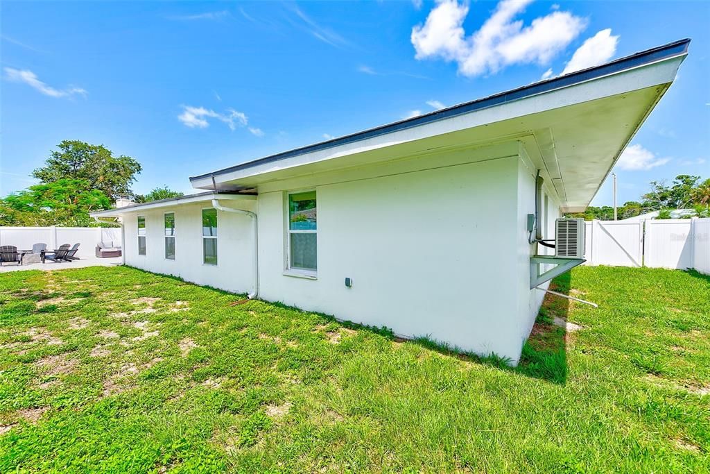 合同活跃: $650,000 (4 贝兹, 3 浴室, 2523 平方英尺)