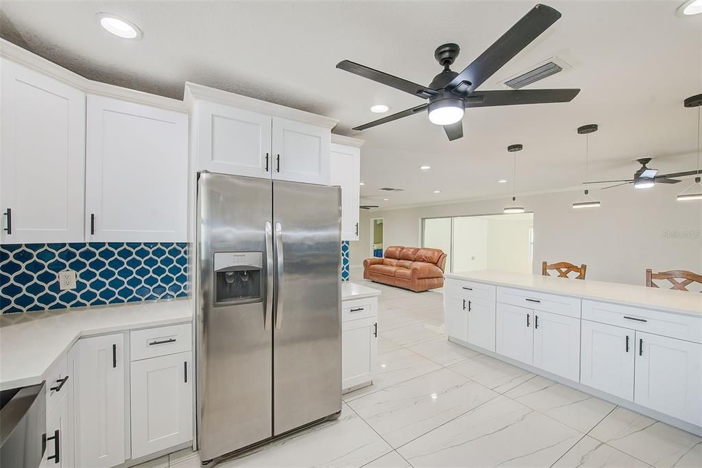 合同活跃: $650,000 (4 贝兹, 3 浴室, 2523 平方英尺)