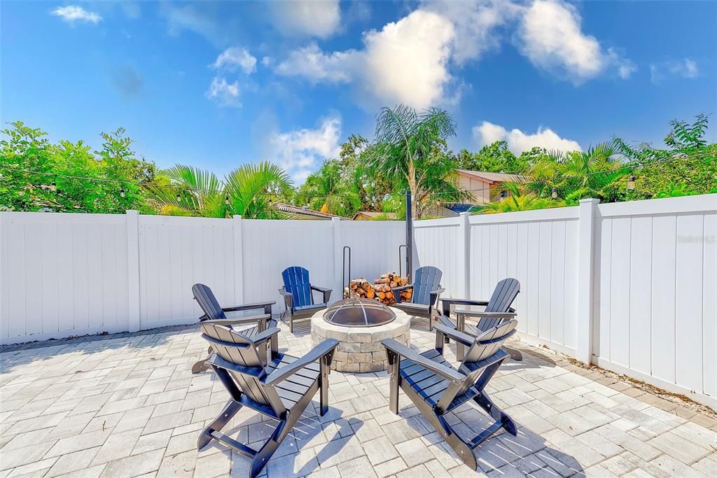 合同活跃: $650,000 (4 贝兹, 3 浴室, 2523 平方英尺)