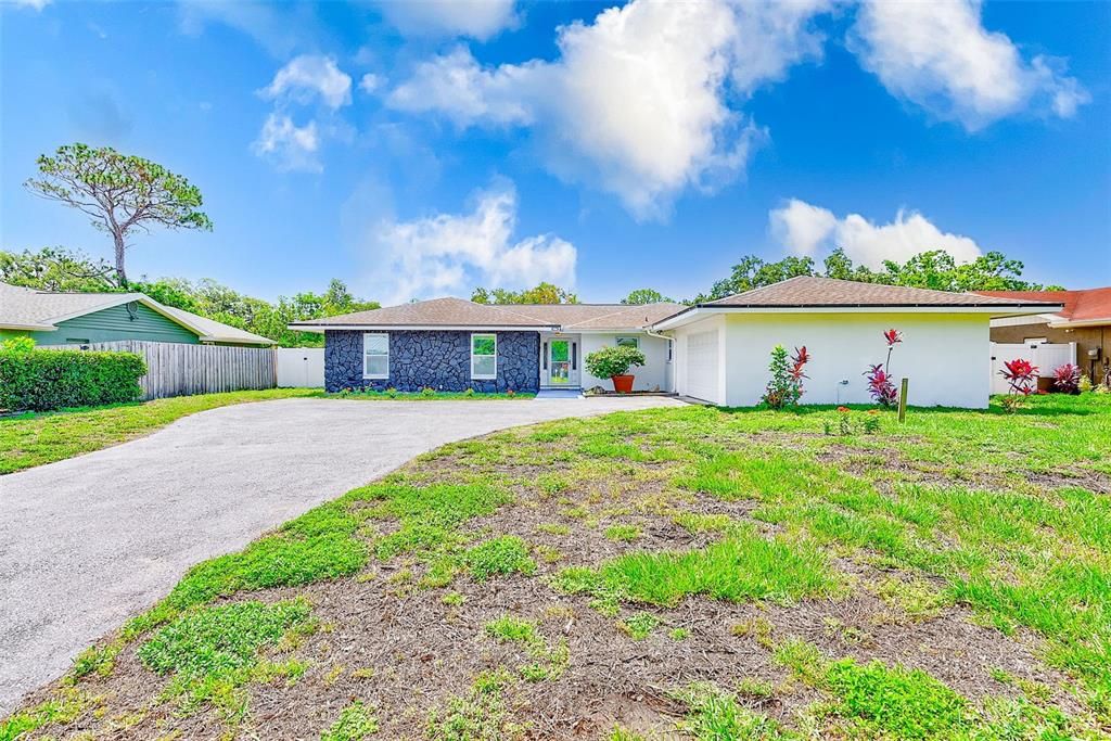 合同活跃: $650,000 (4 贝兹, 3 浴室, 2523 平方英尺)